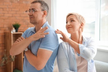 ouder paar na ruzie thuis