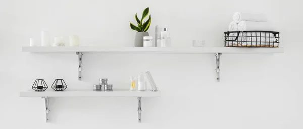 Beyaz Duvarda Banyo Malzemeleri Asılı Raflar — Stok fotoğraf