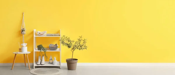 Стелажі Жіночим Одягом Аксесуарами Біля Жовтих Стін Банер Дизайну — стокове фото