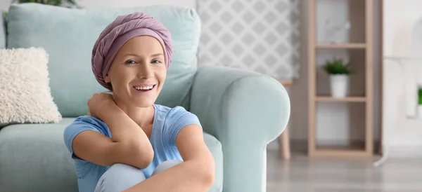 Boldog Asszony Otthon Kemoterápia Után — Stock Fotó