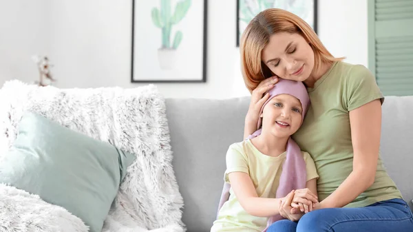 Kleines Mädchen Nach Chemotherapie Bei Mutter Hause — Stockfoto