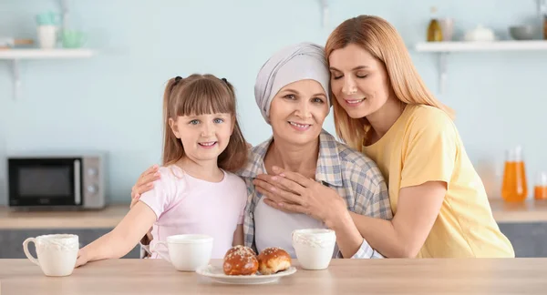 Starsza Kobieta Chemioterapii Rodziną Kuchni Domu — Zdjęcie stockowe