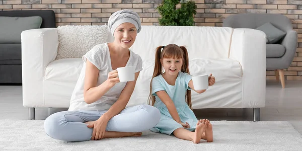 化学療法後の少女と母親自宅でお茶を飲む — ストック写真