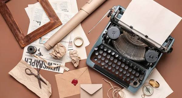 Vintage Schrijfmachine Enveloppen Papier Krant Schaar Bruine Achtergrond — Stockfoto
