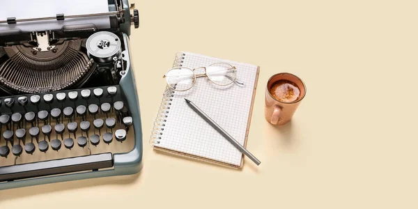 Vintage Γραφομηχανή Γυαλιά Σημειωματάριο Μολύβι Και Φλιτζάνι Καφέ Μπεζ Φόντο — Φωτογραφία Αρχείου