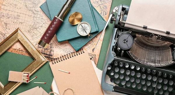 Vintage Typemachine Verrekijker Kompas Boeken Oude Kaart Groene Achtergrond — Stockfoto