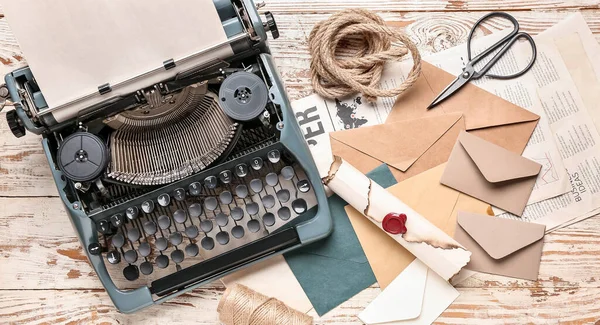 Máquina Escrever Vintage Pergaminho Jornais Envelopes Mesa Madeira Branca — Fotografia de Stock