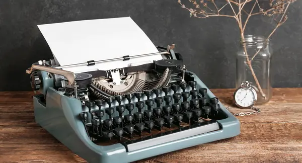 Máquina Escrever Vintage Relógio Bolso Mesa Madeira — Fotografia de Stock