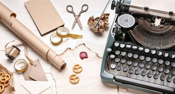 Vintage Schreibmaschine Pergamente Cracker Bänder Und Scheren Auf Weißem Holztisch — Stockfoto