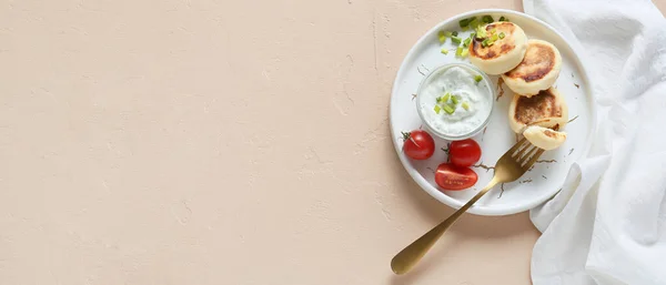 Plato Con Sabrosos Panqueques Requesón Salsa Tomates Sobre Fondo Claro — Foto de Stock