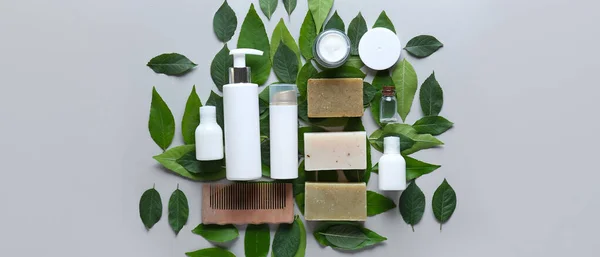 Doğal Kozmetik Ürünleri Seti Gri Arka Planda Yeşil Yapraklar — Stok fotoğraf