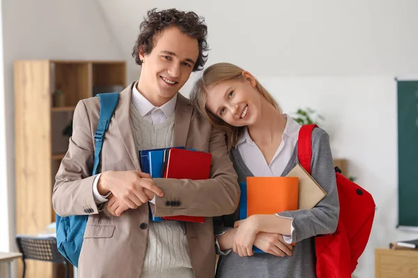 Nettes Teenager Paar Mit Büchern Klassenzimmer — Stockfoto