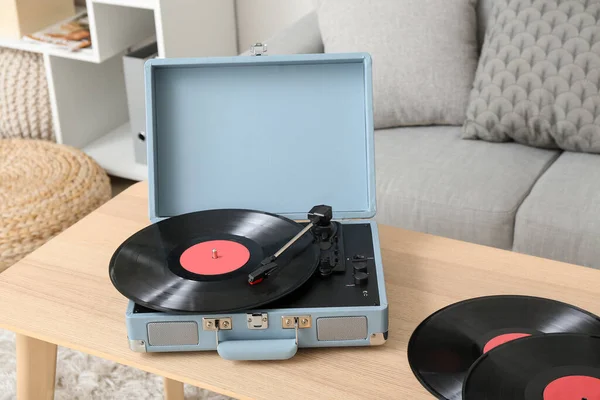 Oturma Odasındaki Masada Vinil Disklerle Müzik Çalar — Stok fotoğraf