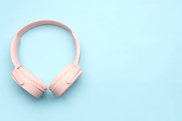 現代のピンクのヘッドフォン青の背景 — ストック写真