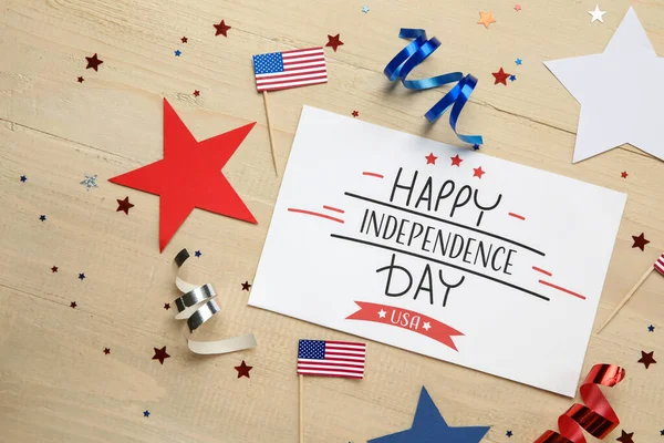 Wenskaart Voor Onafhankelijkheidsdag Sterren Usa Vlaggen Lichte Houten Achtergrond — Stockfoto