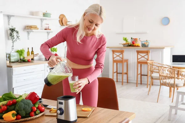 Sporty Mature Woman Pouring Healthy Smoothie Glass Kitchen — Stock Photo, Image