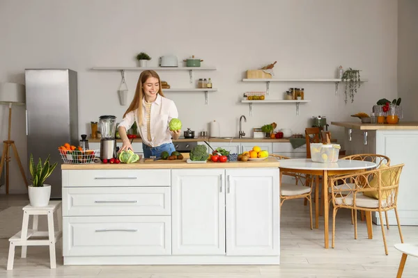 Mutfakta Lahana Taşıyan Genç Bir Kadın — Stok fotoğraf