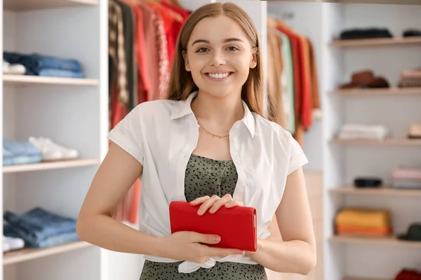 Young Woman Wallet Boutique — Stock Photo, Image