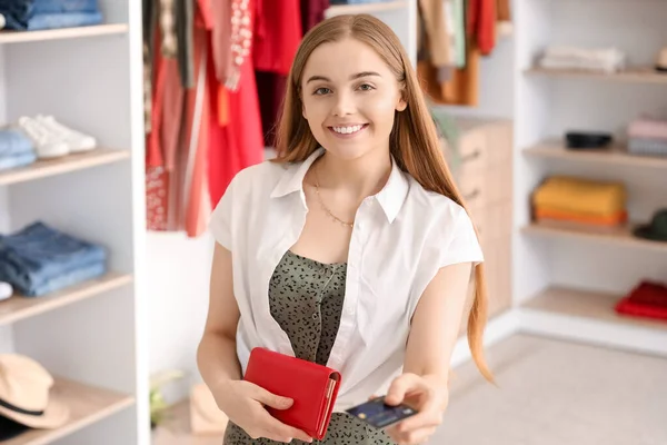 Young Woman Credit Card Wallet Boutique — Stock Photo, Image