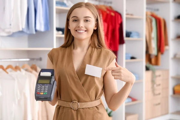 Female Seller Payment Terminal Pointing Her Badge Boutique — Stock Photo, Image