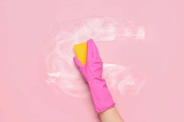Mujer Con Esponja Espuma Limpieza Sobre Fondo Rosa — Foto de Stock