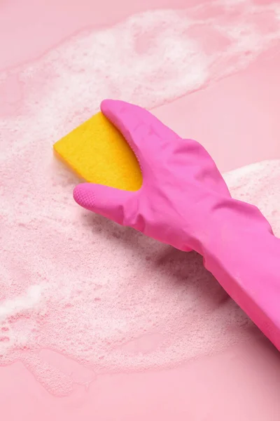 Vrouw Met Spons Schuim Reiniging Roze Achtergrond — Stockfoto