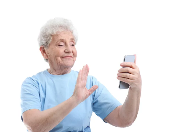 Mulher Sênior Com Telefone Celular Tirando Selfie Fundo Branco — Fotografia de Stock