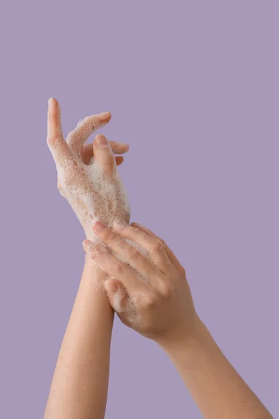 Руки Мыльной Пены Сиреневом Фоне — стоковое фото