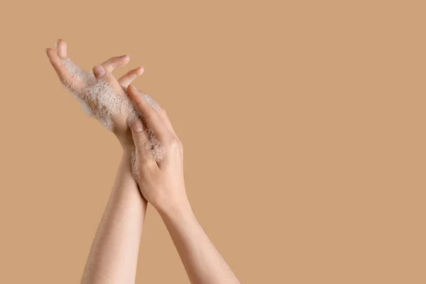 Bej Arka Planda Sabun Köpüklü Eller — Stok fotoğraf