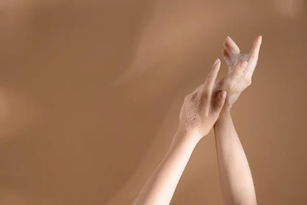 Руки Мыльной Пены Бежевом Фоне — стоковое фото