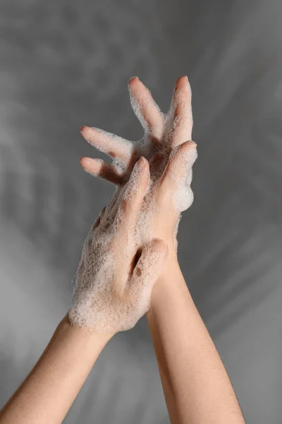 Руки Пене Сером Фоне — стоковое фото