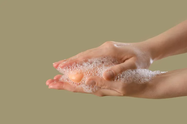 Руки Мылом Цветном Фоне — стоковое фото