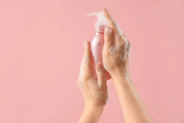 Ruce Tekutým Mýdlem Růžovém Pozadí — Stock fotografie