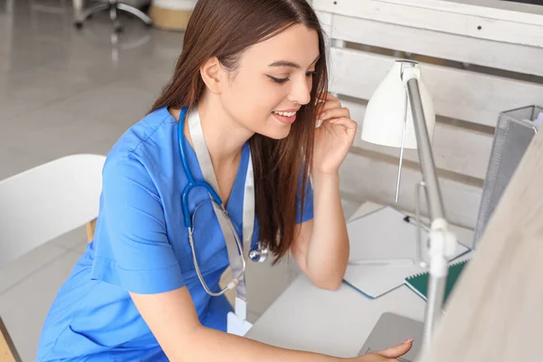Vrouwelijke Medische Stagiaire Werkt Met Laptop Bij Receptie Kliniek — Stockfoto