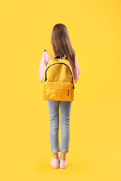 Bambina Con Schoolbag Sfondo Giallo Vista Posteriore — Foto Stock