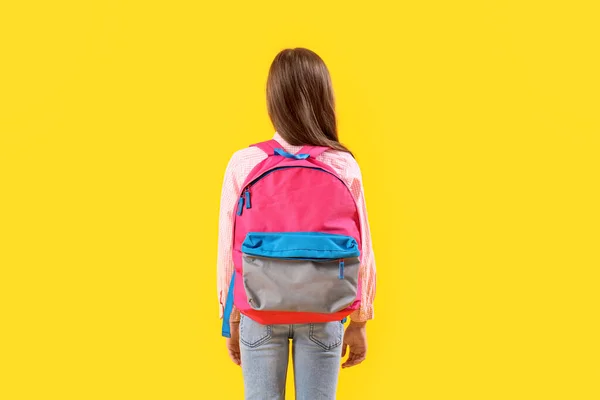 Menina Com Saco Escolar Fundo Amarelo Visão Traseira — Fotografia de Stock