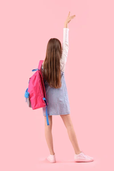 Kislány Iskolatáska Rózsaszín Háttér Visszapillantás — Stock Fotó