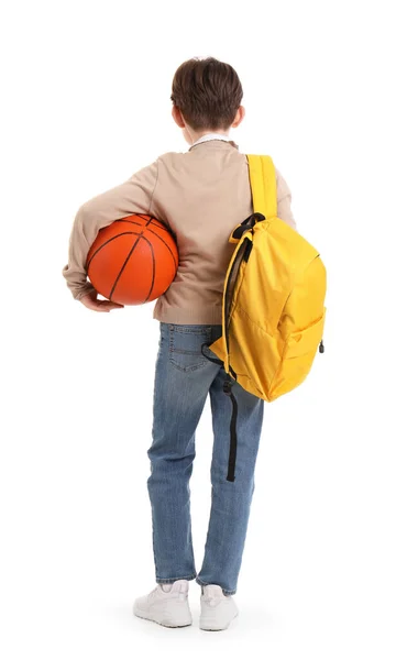 白い背景の上にスクールバッグとボールを持つ小さな男の子 バックビュー — ストック写真