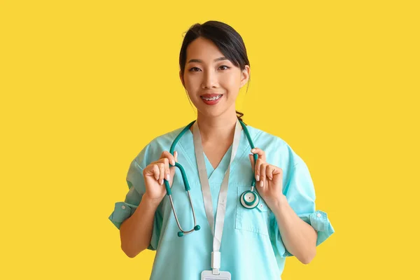 Kobieta Azjatycka Stażystka Medyczna Stetoskopem Żółtym Tle — Zdjęcie stockowe