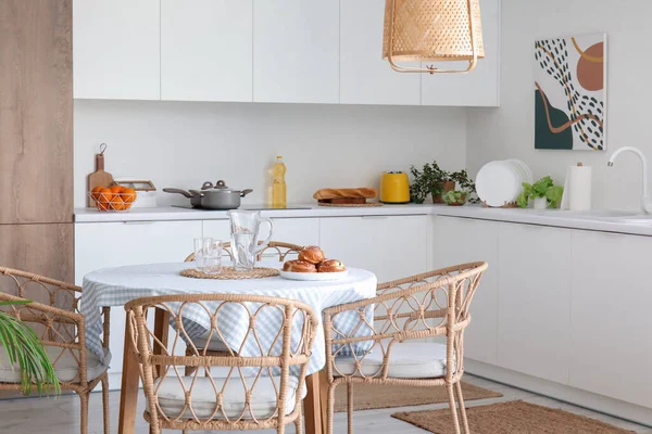Interior Dari Dapur Modern Dengan Meja Makan Dan Penghitung Putih — Stok Foto
