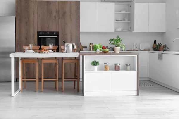 Interior Cozinha Moderna Com Mesa Ilha Servida Para Jantar — Fotografia de Stock