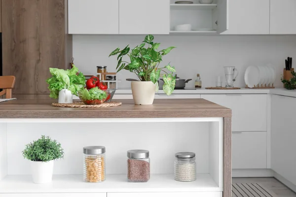 Tavolo Isola Legno Con Verdure Fresche Piante Appartamento Cucina Moderna — Foto Stock