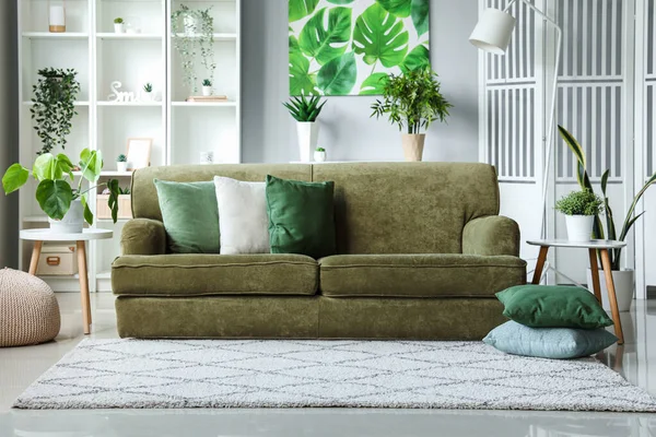 Interno Luminoso Soggiorno Con Divano Verde Piante Appartamento — Foto Stock
