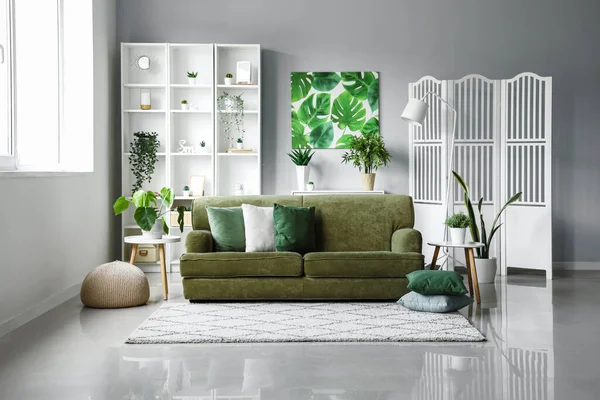 Interior Ruang Tamu Cahaya Dengan Sofa Hijau Dan Tanaman Rumah — Stok Foto