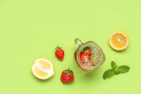 梅森瓶新鲜柠檬水加草莓和柠檬绿色底色 — 图库照片