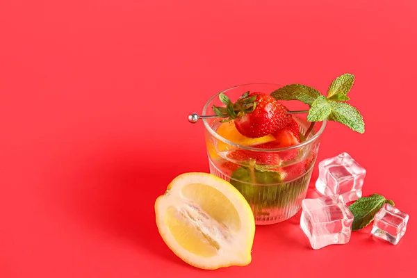 Glas Färsk Lemonad Med Jordgubbe Och Citron Röd Bakgrund — Stockfoto