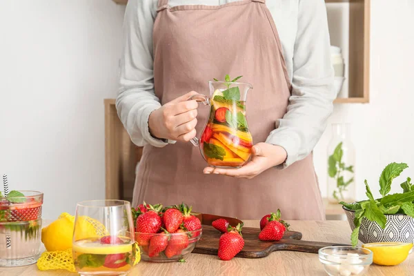 Vrouw Met Limonade Met Aardbeien Citroen Keuken — Stockfoto