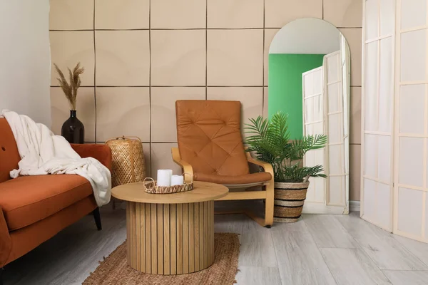Innenraum Des Wohnzimmers Mit Braunem Sofa Sessel Couchtisch Und Spiegel — Stockfoto