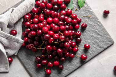 Gri masadaki kirazlı tahta