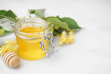 Kavanozlu, ıhlamur balı ve beyaz arkaplanlı.